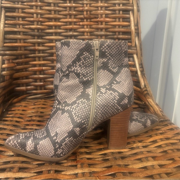 Carlos Santana Snake Print Ankle Boots - Gray and Black in size 7 - Picture 11 of 15